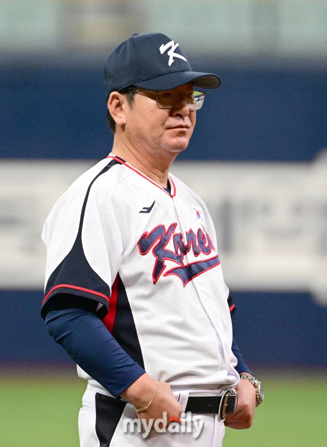 2023년 9월 26일 오후 서울 고척스카이돔에서 항저우 아시안게임 야구대표팀과 상무의 연습 경기가 열렸다. 경기 전 야구대표팀 류중일 감독이 훈련을 지켜보고 있다./고척 = 유진형 기자 zolong@mydaily.co.kr