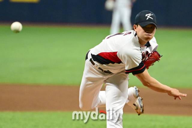 2023년 9월 26일 오후 서울 고척스카이돔에서 항저우 아시안게임 야구대표팀과 상무의 연습 경기가 열렸다. 대표팀 장현석이 1이닝 무실점 투구를 하고 있다./고척 = 유진형 기자 zolong@mydaily.co.kr