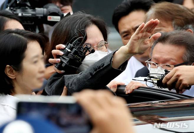 [의왕=뉴시스] 김진아 기자 = 자녀 입시 비리 혐의로 징역형을 확정받은 정경심 전 동양대 교수가 27일 오전 경기 의왕시 서울구치소에서 가석방으로 출소하던 중 지지자들에게 인사하고 있다. 2023.09.27. bluesoda@newsis.com