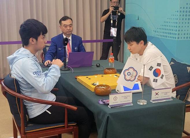 [서울=뉴시스] 아시안게임 바둑 종목 남자개인전 결선 8강, 쉬하오훙vs박정환(오른쪽). (사진=한국기원 제공) 2023.09.27. photo@newsis.com *재판매 및 DB 금지