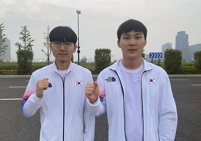 [서울=뉴시스] 2022 항저우 아시안게임에 출전한 신진서 9단(왼쪽), 박정환 9단. (사진=한국기원 제공) 2023.09.27. photo@newsis.com *재판매 및 DB 금지