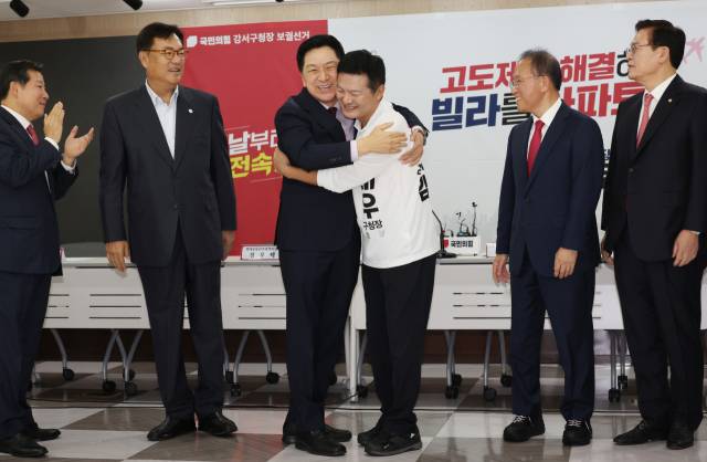 ▲26일 강서구 대방건설 빌딩 내 김태우 후보 캠프에서 열린 국민의힘 강서구청장 보궐선거 선대위 위촉식. 김기현 대표가 김 후보와 포옹을 하고 있다. 왼쪽 두번째부터 명예 공동선대위원장을 맡은 정진석 의원, 김 대표, 김 후보, 윤재옥 원내대표, 명예 공동선대위원장인 정우택 국회부의장. ⓒ연합뉴스