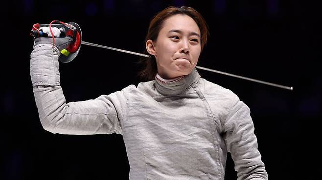 항저우 아시안게임 펜싱 여자 사브르 개인 결승전에서 한국 윤지수가 금메달을 따낸 뒤 기뻐하고 있다.