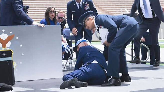 미국 공군사관학교 졸업식 행사장서 넘어진 조 바이든 대통령