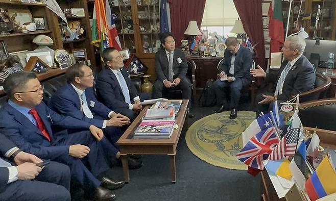 구자열 한국무역협회 회장(왼쪽 세 번째)이 26일(현지시간)&nbsp;미국 워싱턴 D.C에서 조 윌슨 미 하원의원(오른쪽)에게 한국 동반자 법안 지지를 요청하고 있다. 무협 제공