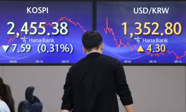 27일 오전 서울 중구 하나은행 본점 딜링룸에서 직원들이 업무를 보고 있다. 연합뉴스