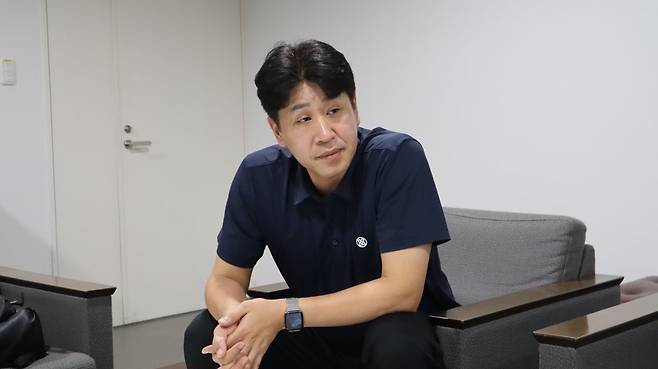 한국도로공사 김종민 감독은 한 팀에서 우승과 최하위 모두 겪어봤다. 그렇기 때문에 ‘디펜딩 챔피언‘의 수장이지만 여전히 변화를 꿈꾼다. FA 자격을 얻은 박정아와 정대영이 팀을 떠났지만, 신인드래프트 전체 1순위로 김세빈을 지명했고 고의정과 박은지 등 트레이드로 알짜 자원들도 영입했다. 김 감독은 “감독이라면 늘 우승을 목표로 삼아야 한다. 조직력과 팀워크를 강화해 이적생들의 공백을 메울 것”이라고 힘주어 말했다. 사진제공 | 한국도로공사 하이패스