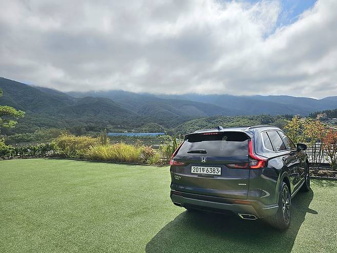 춘천의 한 카페에 세워진 혼다 올 뉴 CR-V 하이브리드 [촬영 임성호]