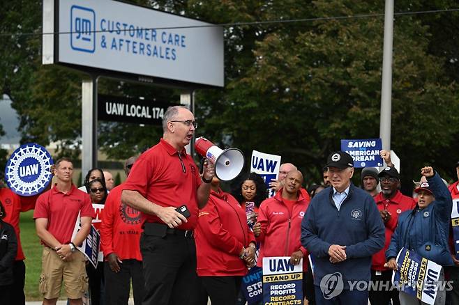 파업현장 방문해 노조 지도자 발언 경청하는 바이든 (AFP.연합뉴스)