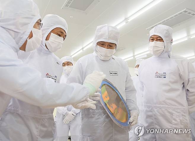 추경호 부총리, SK하이닉스 이천사업장 방문 (서울=연합뉴스) 추경호 경제부총리 겸 기획재정부 장관이 27일 경기 이천시 SK하이닉스 이천사업장을 방문, 반도체 생산 현장을 둘러보며 관계자의 설명을 듣고 있다. 2023.9.27 [기획재정부 제공. 재판매 및 DB 금지] photo@yna.co.kr