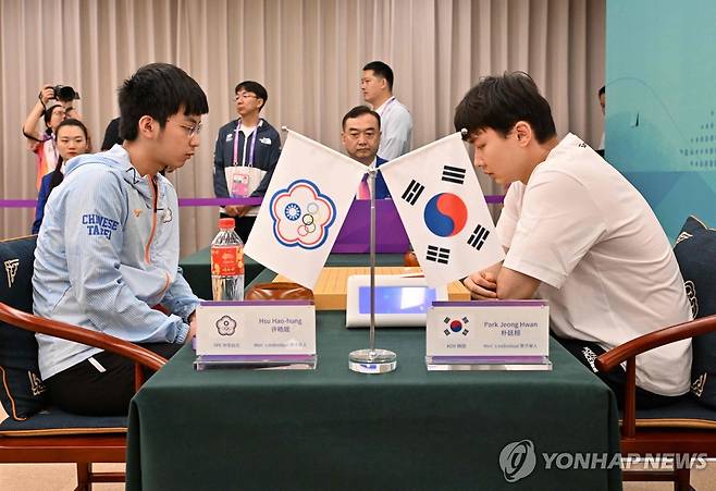 박정환(오른쪽)과 쉬하오훙 [AFP=연합뉴스]