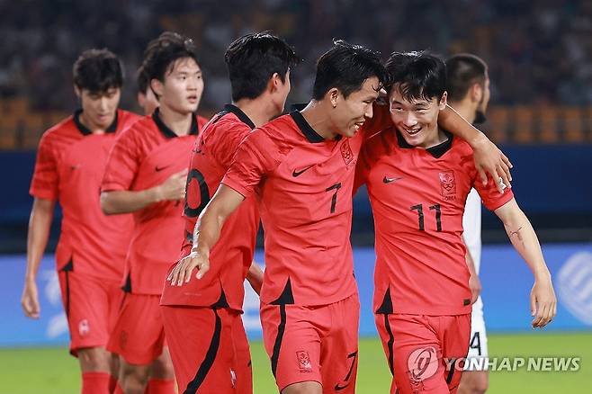 기뻐하는 정우영 (진화[중국]=연합뉴스) 홍해인 기자 = 27일 중국 저장성 진화 스포츠센터 스타디움에서 열린 2022 항저우 아시안게임 남자축구 16강전 대한민국과 키르기스스탄의 경기. 전반 대한민국 정우영이 추가골을 넣은 뒤 엄원상 등 선수들과 기뻐하고 있다. 2023.9.27 hihong@yna.co.kr