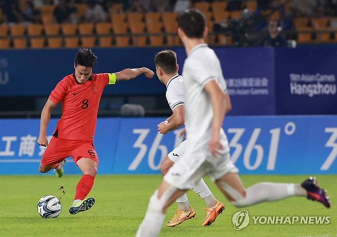 백승호, 대포알 같은 슛 (진화[중국]=연합뉴스) 홍해인 기자 = 27일 중국 저장성 진화 스포츠센터 스타디움에서 열린 2022 항저우 아시안게임 남자축구 16강전 대한민국과 키르기스스탄의 경기. 
    후반 대한민국 백승호가 슛을 하고 있다. 2023.9.27 hihong@yna.co.kr