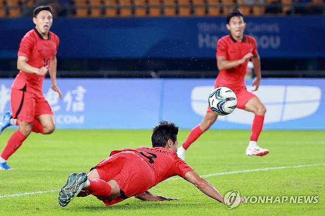 헤더슛 시도하는 백승호 (진화[중국]=연합뉴스) 홍해인 기자 = 27일 중국 저장성 진화 스포츠센터 스타디움에서 열린 2022 항저우 아시안게임 남자축구 16강전 대한민국과 키르기스스탄의 경기. 후반 대한민국 백승호가 헤더슛을 시도하고 있다. 2023.9.27 hihong@yna.co.kr