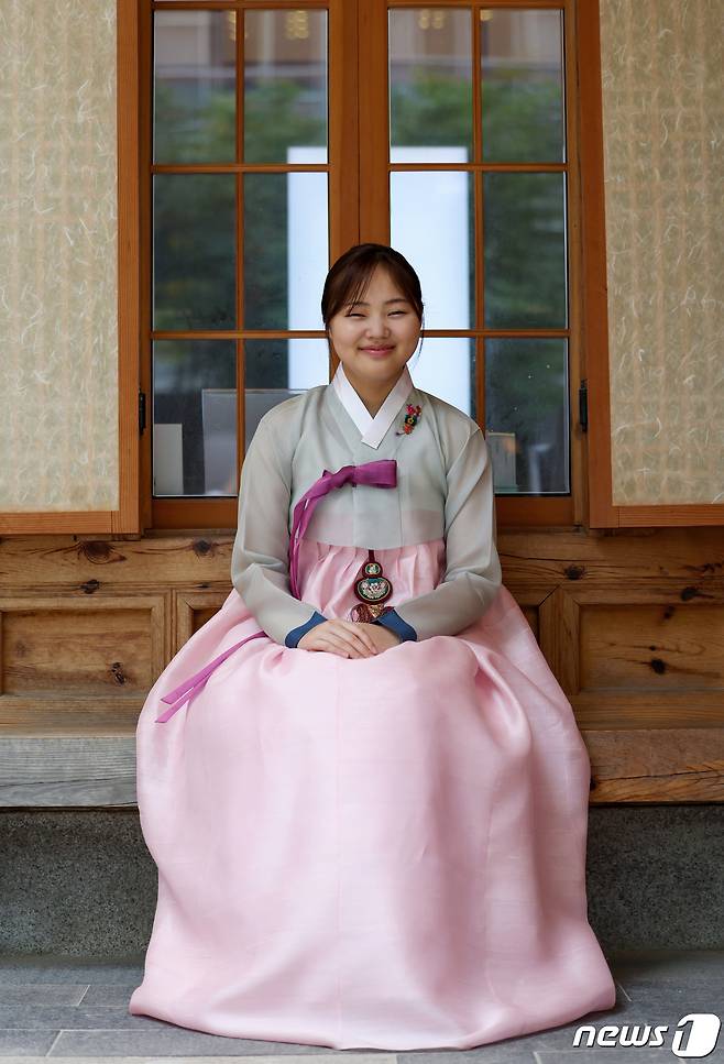 넷플릭스 오리지널 시리즈 '마스크걸'에서 열연을 펼친 배우 김민서가 서울 종로구 종로홍보관에서 뉴스1과의 인터뷰에 앞서 포즈를 취하고 있다. /뉴스1 ⓒ News1 김성진 기자