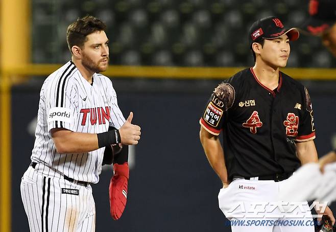 더블헤더 2차전 2회 선두타자 LG 오스틴이 자신이 친 타구에 맞은 뒤 다시 일어나 투구를 준비하는 KT 선발 배제성을 향해 존경심을 표하고 있다.