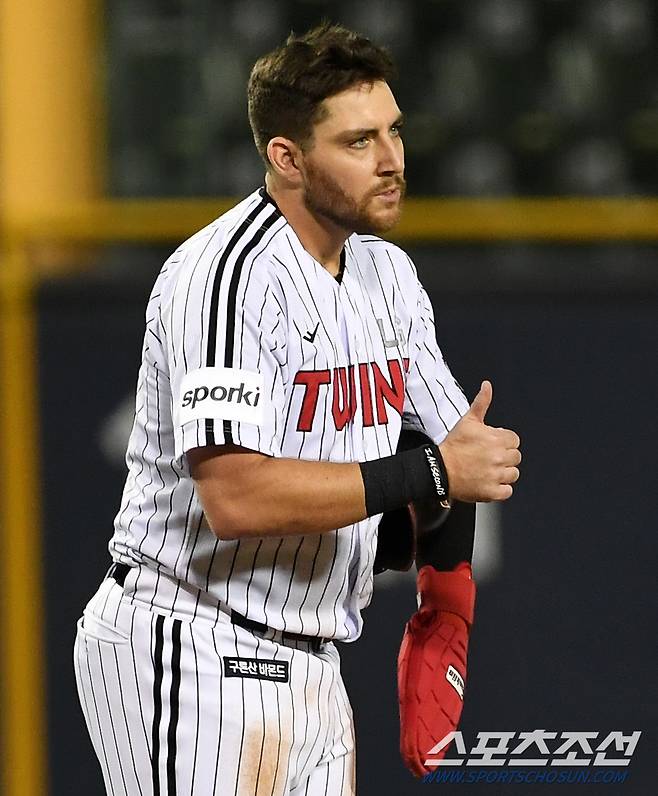 다시 마운드에 오른 배제성의 투지에 상대팀이지만 오스틴은 엄지를 치켜세웠다.