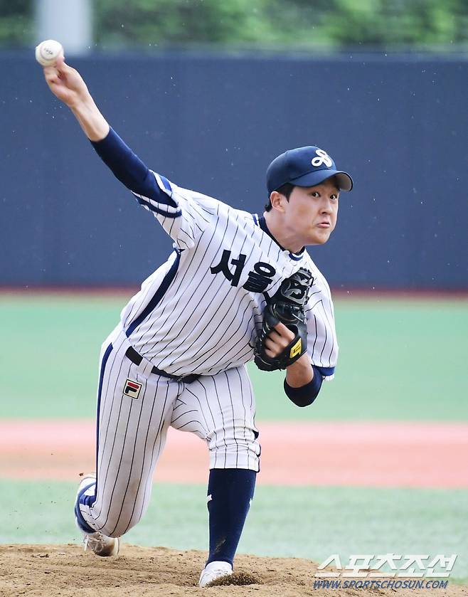 힘차게 투구하는 전준표.