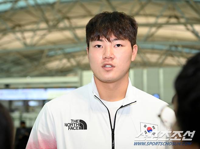 항저우 아시안게임 야구대표팀이 28일 인천공항을 통해 결전지인 중국 항저우로 출국했다. 장현석이 취재진과 인터뷰를 하고 있다. 인천공항=허상욱 기자wook@sportschosun.com/2023.09.28/