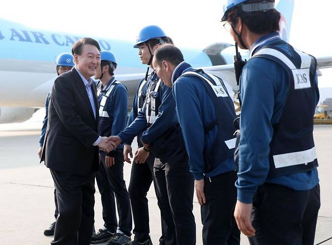 윤석열 대통령이 28일 오후 인천국제공항 대한항공 화물터미널을 방문해 항공 화물 종사자들을 격려하고 있다.[사진=대통령실기자단]