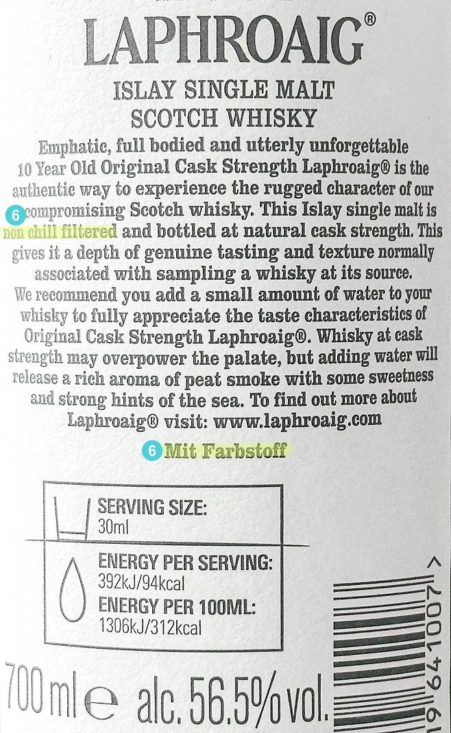 라프로익 10년 숙성 캐스크 스트렝스(Cask Strength) 제품 라벨 후면입니다. 라벨 하단에 'Mit Farbstoff'라는 문구가 보입니다. 독어로 '색소 포함'을 의미합니다. 독일은 색소 포함 여부를 라벨에 표기해야 됩니다. /김지호 기자