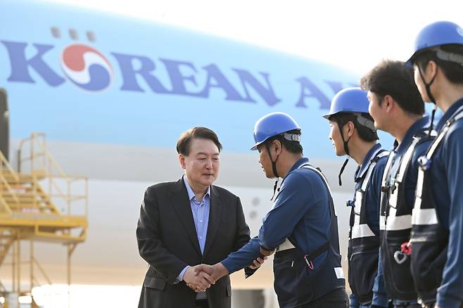 윤석열 대통령이 추석 연휴 첫 날인 28일 인천국제공항 대한항공 화물터미널을 방문해 항공 화물 종사자들을 격려하고 있다./뉴스1