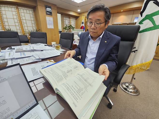 김헌동 SH공사 사장이 기자에게 SH공사의 시공 메뉴얼에 대해 설명하고 있다. /백윤미 기자