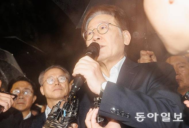 백현동 개발 특혜 및 쌍방울 대북송금 의혹과 관련한 구속 전 피의자 심문(영장실질심사)이 기각된 이재명 더불어민주당 대표가 27일 새벽 경기 의왕시 서울구치소를 나서며 발언하고 있다. 사진공동취재단 전영한 기자 scoopjyh@donga.com