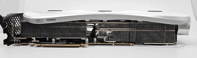 알루미늄 핀, 구리 재질에 니켈 도금을 더한 히트파이프 등으로 구성된 두꺼운 히트싱크를 품었다 / 출처=IT동아