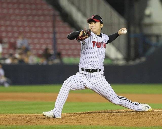 프로야구 LG의 2023년 시즌 80번째 승리 투수로 이름을 올린 김윤식.  LG 제공