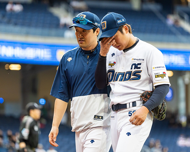 왼팔 통증으로 마운드에서 내려오는 NC 구창모(오른쪽). NC 제공