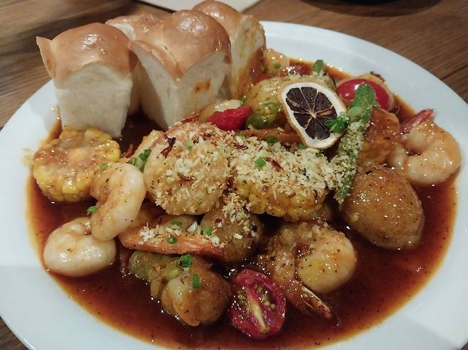 스페인 요리가게에서 먹은 새우 요리 / 사진=이환주 기자