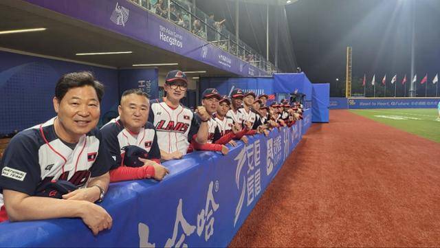 이만수 감독과 라오스 야구단. 이만수 감독 SNS 캡처