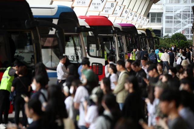 추석 연휴를 하루 앞둔 27일 서울 서초구 서울고속버스터미널이 귀성객 및 역귀성객들로 붐비고 있다. 뉴스1