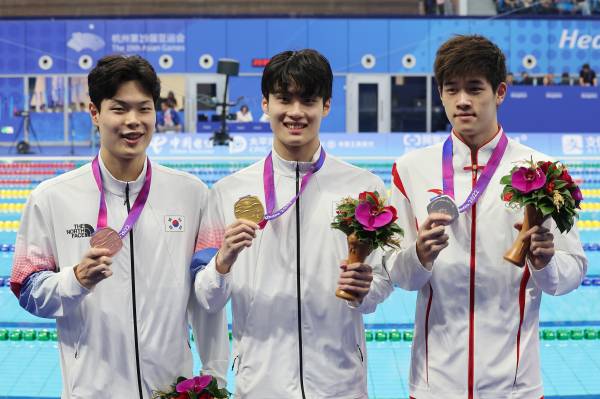 <yonhap photo-4712="">자유형 200m 메달 리스 이호준(동메달), 황선우(금메달), 은메달(판잔러). 사진=연합뉴스</yonhap>