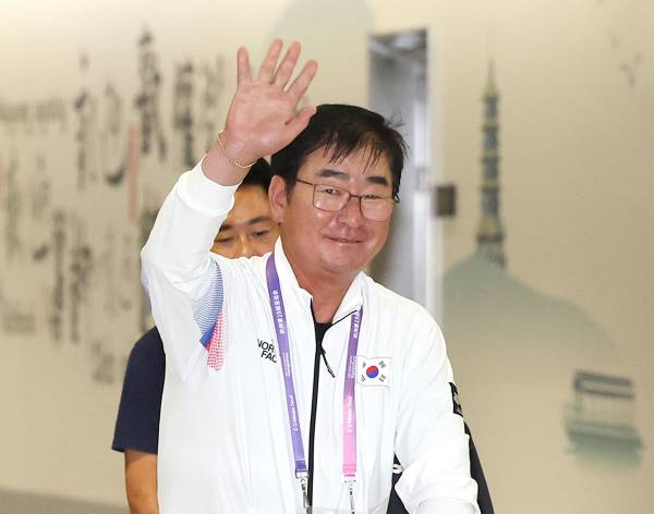 <yonhap photo-3396="">류중일 야구대표팀 감독이 28일 중국 항저우 샤오산 국제공항을 통해 입국하고 있다. 사진=연합뉴스</yonhap>