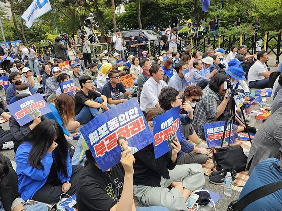 지난 21일 국회 본회의에서 이재명 더불어민주당 대표 체포동의안이 가결되자, 국회 앞에서 부결 농성을 벌이던 이 대표 지지자들이 눈물을 흘리고 있다. 이찬규 기자