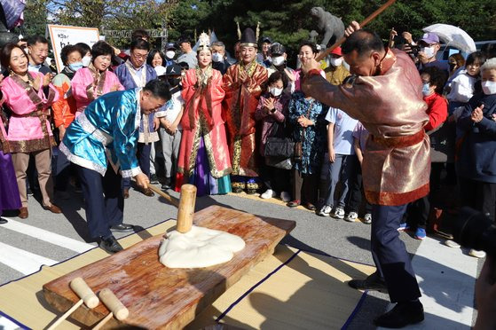 지난해 열린 인절미 축제에서 최원철 공주시장(오른쪽)이 떡메를 치고 있다. [사진 공주시]