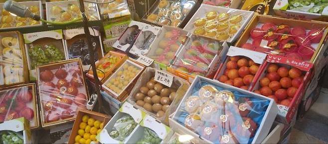 최근 사과 가격이 급격히 오르면서 상품 홍로 한 박스의 가격이 6만원을 넘는다고 한다.&nbsp; &nbsp;사진=김동운 기자