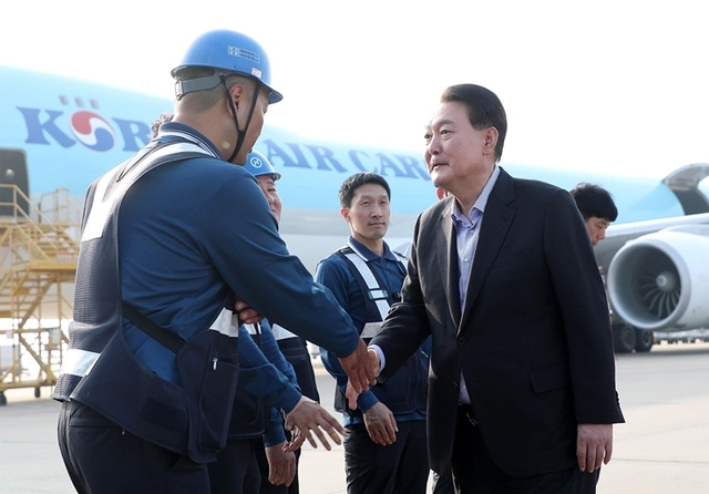 윤석열 대통령이 추석 연휴 첫날인 28일 오후 영종도 인천국제공항 대한항공 화물터미널을 방문, 항공 화물 종사자들을 격려하고 있다. 연합뉴스