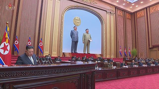 북한 최고인민회의 제14기 제7차회의 2일회의가 2022년 9월 8일 평양 만수대의사당에서 진행됐다. 회의에서 김정은 국무위원장이 미국의 궁극적인 목적은 정권 붕괴라며 절대로 핵을 포기하지 않겠다는 의지를 강하게 천명했다. [사진 = 조선중앙TV 화면]