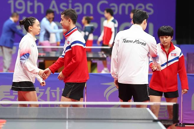 28일 중국 항저우 궁수 캐널 스포츠파크 체육관에서 열린 항저우 아시안게임 탁구 혼합복식 16강전에서 한국의 전지희(왼쪽), 장우진(오른쪽 둘째)이 북한의 함유성(왼쪽 둘째), 김금영과 경기 전 악수를 하고 있다. 대한탁구협회