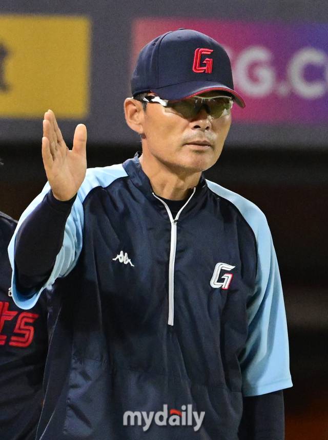 2023년 9월 22일 오후 인천 SSG랜더스필드에서 '2023 신한은행 SOL KBO리그' 롯데 자이언츠와 SSG 랜더스의 경기가 열렸다. 롯데 이종운 감독대행이 5-2로 승리한 뒤 기뻐하고 있다.