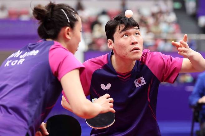 [서울=뉴시스] 장우진-전지희 조가 남북전을 승리로 장식하며 2022 항저우 아시안게임 혼합 복식 8강 진출에 성공했다. 2023.09.27. (사진=대한탁구협회 제공) *재판매 및 DB 금지