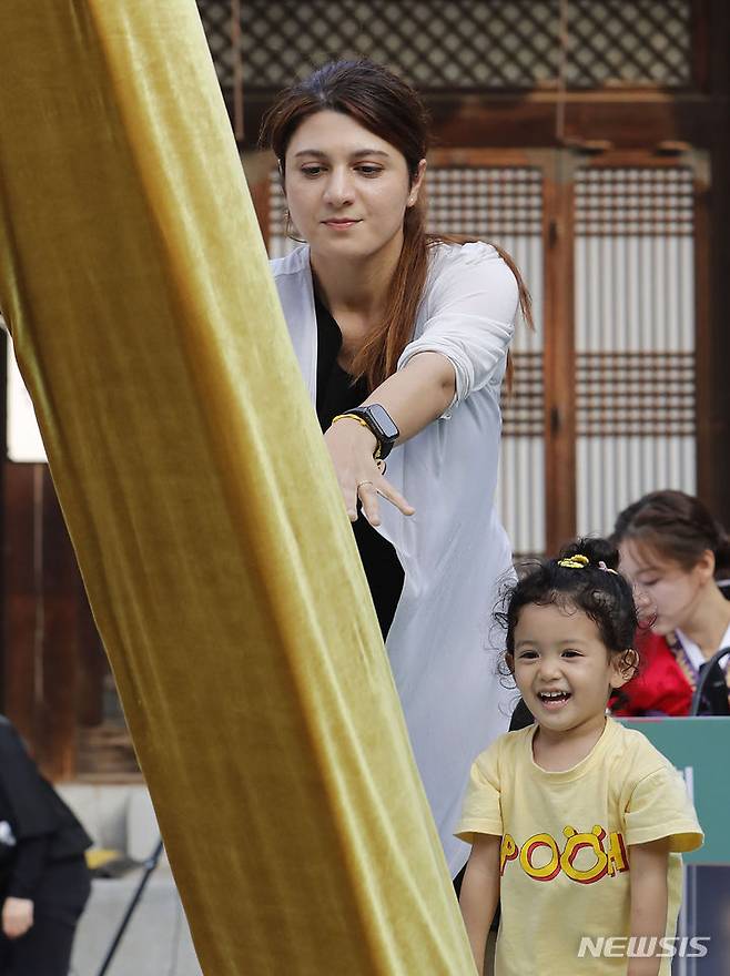 [서울=뉴시스] 최동준 기자 = 28일 서울 중구 한국의 집에서 열린 추석명절 큰잔치에 참가한 외국인들이 윷놀이 대회를 즐기고 있다. 2023.09.28. photocdj@newsis.com