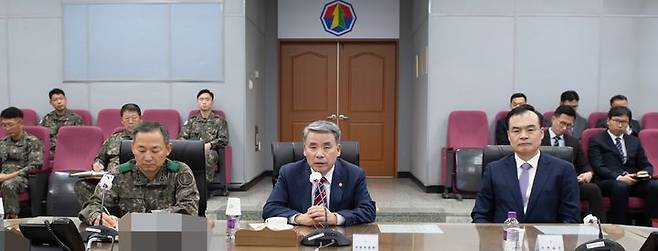 [서울=뉴시스] 이종섭 국방부장관이 28일 ‘한국형 3축체계’의 핵심적 역할을 담당하고 있는 미사일전략사령부를 방문해 굳건한 대비태세 유지를 당부하고 있다. (사진=국방부 제공) 2023.09.28. photo@newsis.com *재판매 및 DB 금지