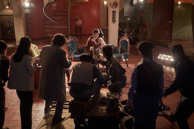 영화 '거미집' 스틸컷. ㈜바른손이앤에이 제공