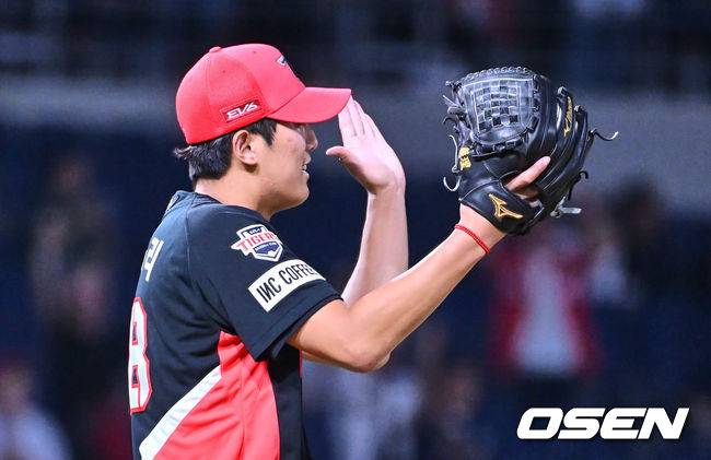 [OSEN=창원, 이석우 기자]KIA 타이거즈 이의리가 5회말 무사 1루 NC 다이노스 오영수를 2루수 병살로 잡고 박수를 치고 있다. 2023.09.27 / foto0307@osen.co.kr