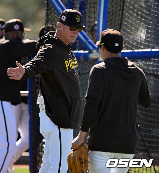 [OSEN=지형준 기자] 샌디에이고 밥 멜빈 감독과 김하성. 2023.02.25 /jpnews@osen.co.kr