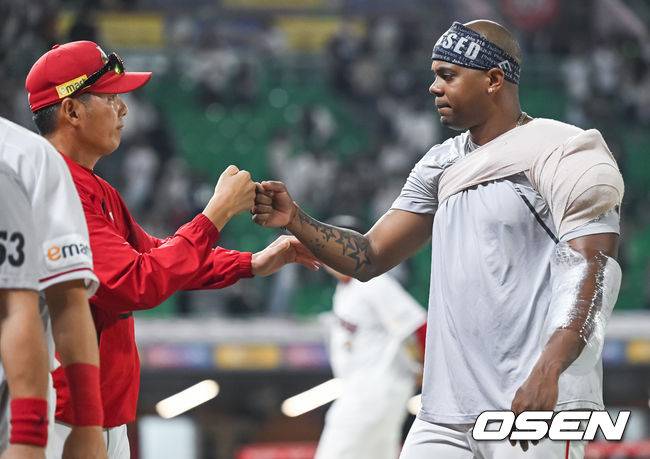 [OSEN=문학, 박준형 기자]경기종료 후 SSG 김원형 감독이 시즌 7승 거둔 엘리아스와 하이파이브를 하고 있다. 2023.09.27  / soul1014@osen.co.kr